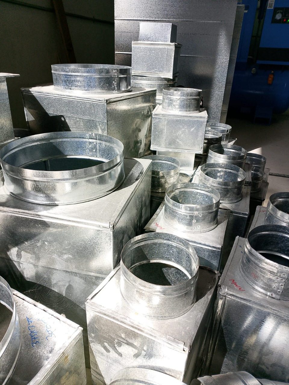 Plenum boxes with spigot collars